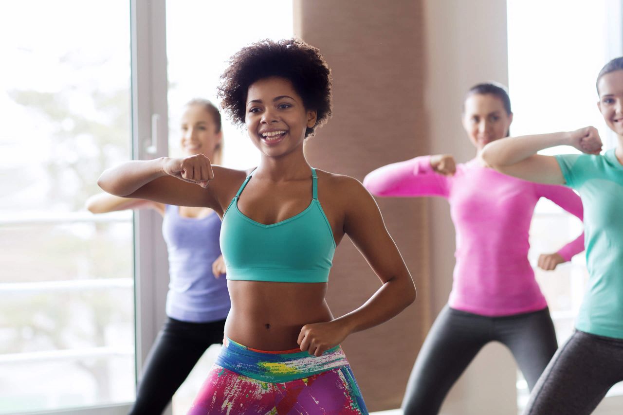 Frauen verbessern Kondition und Selbstverteidiungsfähigkeiten während des Lady Co(xing)